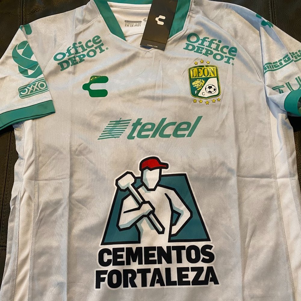 CLUB LEON Liga MEXICO Men's White JERSEY Sz M or XL  NEW by Charly